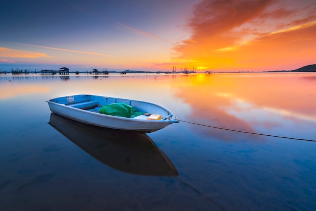 Bateaux traditionnels pêchant un beau coucher de soleil dans le village de pêcheurs