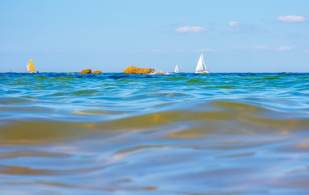 Photo des bateaux et des vagues vus par un nageur au niveau de la mer. photographie prise en vendée.