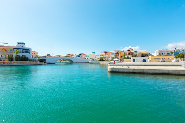 Bateaux à voile au port de plaisance