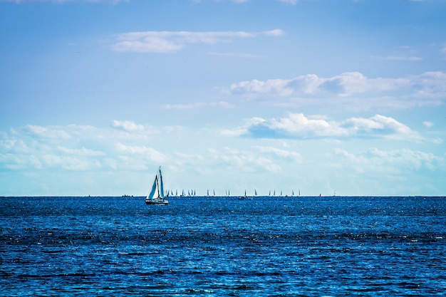 Bateaux à voile sur la mer avec ciel bleu