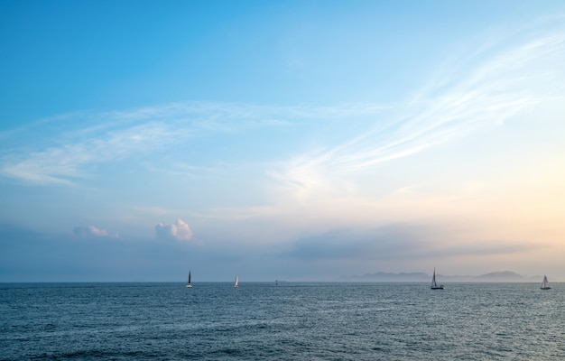 Bateaux à voile sur l'océan