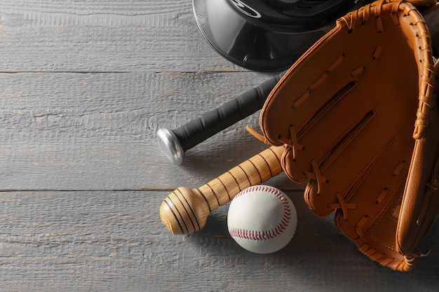 Photo bates à gants de baseball et balle sur une table en bois grise en gros plan espace pour le texte