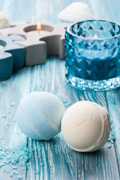 Bath bombes closeup avec bougie allumée bleue