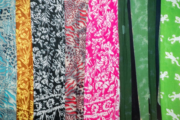 Photo batik tissu de coton de soie indonésien à vendre exposé sur le marché