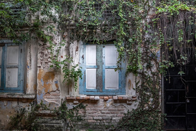 Bâtiment abandonné avec fenêtre