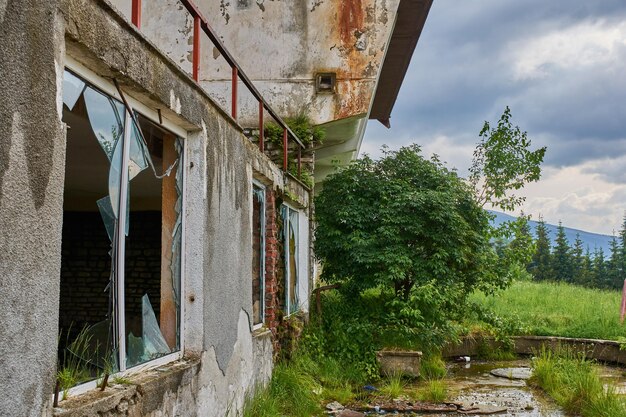 Bâtiment abandonné par les arbres contre le ciel