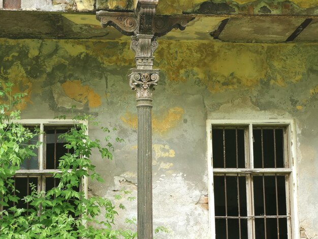 Photo bâtiment abandonné vu par la fenêtre