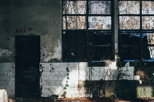 Photo bâtiment abandonné vu par la fenêtre