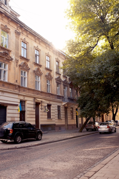 Bâtiment administratif bas. Rue avec sun flare Lviv, Ukraine