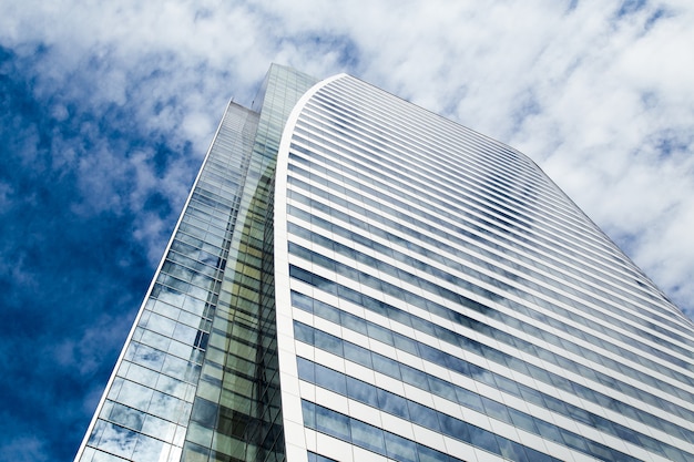 Bâtiment d&#39;affaires, ciel et nuages ​​minuscules