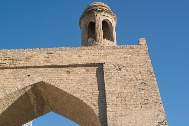 Bâtiment ancien avec arc et dôme. Les anciens bâtiments de l'Asie médiévale. Boukhara, Ouzbékistan