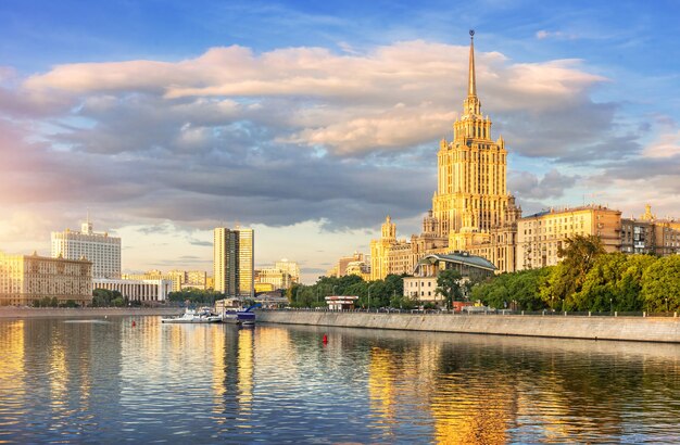 Le bâtiment de l'ancien hôtel Ukraine