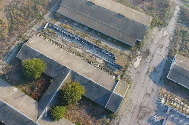 Le bâtiment d'une ancienne ferme pour le bétail Vue supérieure de la ferme St