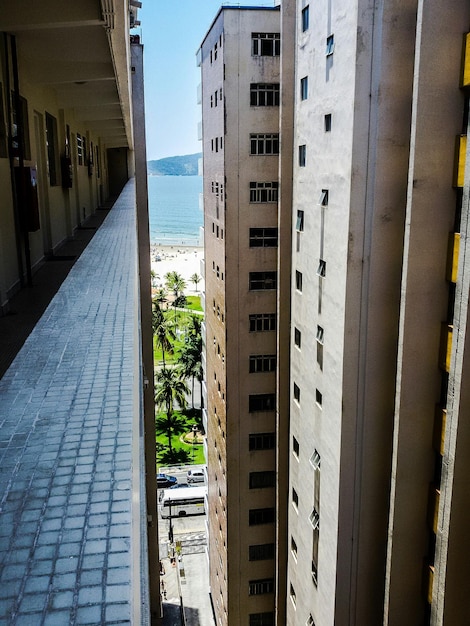 Bâtiment d'appartements et couloir extérieur