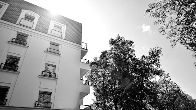 un bâtiment avec un arbre au sommet