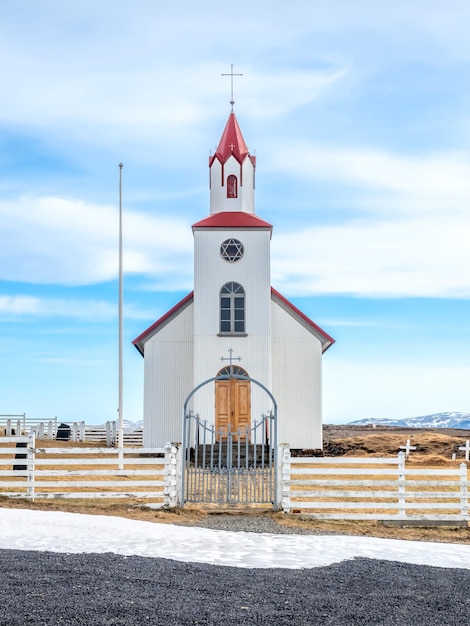 Bâtiment d'architecture classique de l'église de Helgafell de l'église d'islande sur la colline en hiver sous un ciel bleu nuageux