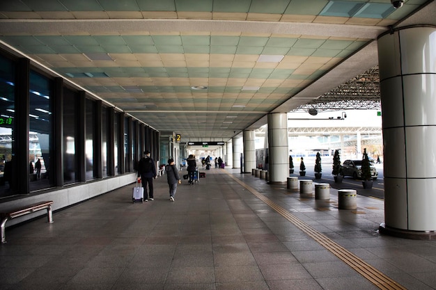 Photo bâtiment d'architecture extérieure de l'aéroport international de gimhae pour les coréens et les voyageurs étrangers voyageant en voyage de service à gangseo le 17 février 2023 à busan en corée du sud