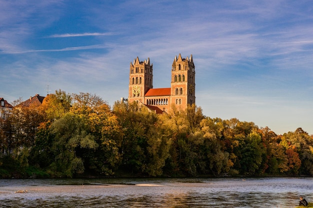 Bâtiment au bord de la rivière contre un ciel nuageux