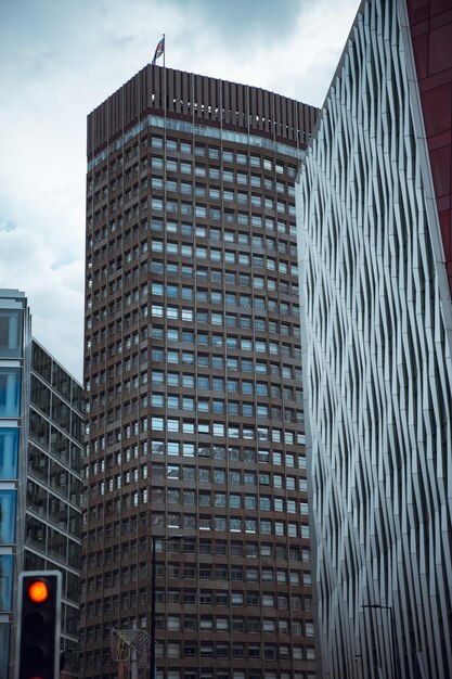 Le bâtiment au milieu est le bâtiment de New York