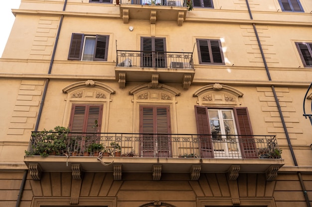 Un bâtiment avec un balcon et une plante en pot