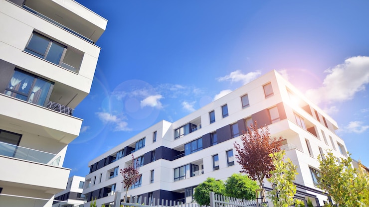 Photo un bâtiment avec des balcons et des arbres en arrière-plan