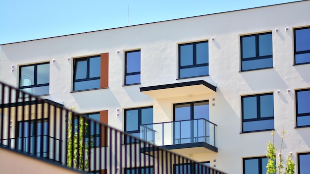 Photo un bâtiment avec des balcons et des balcons avec un ciel bleu en arrière-plan.