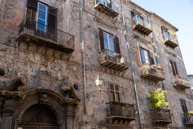 Un bâtiment avec des balcons et beaucoup de fenêtres