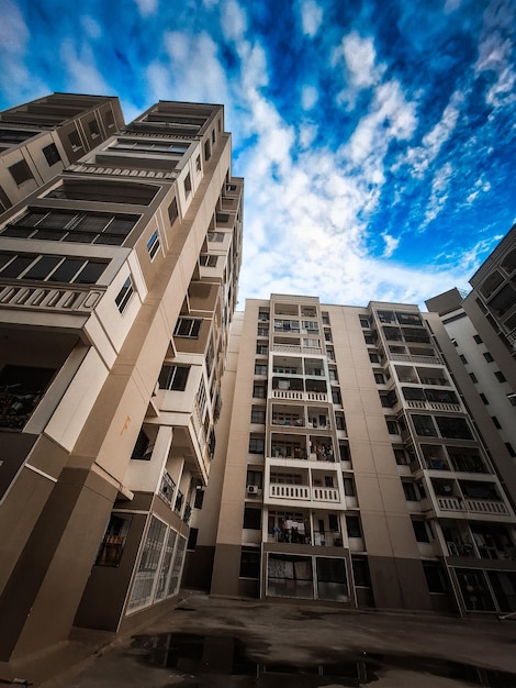 Un bâtiment avec des balcons et un ciel bleu avec des nuages