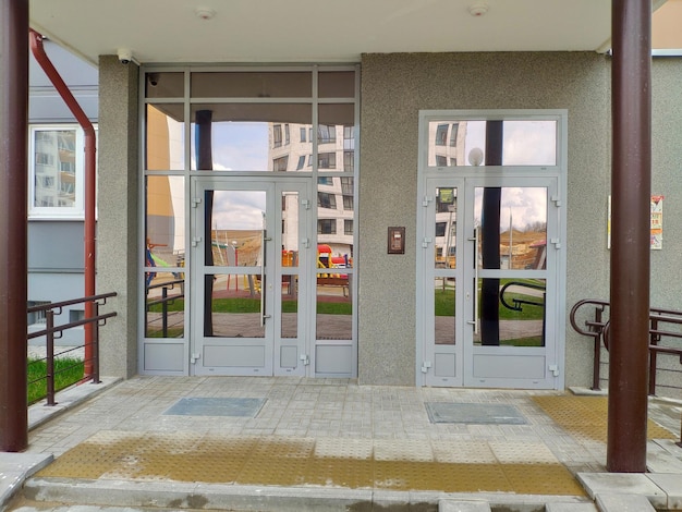 Un bâtiment avec une balustrade rouge et une porte qui dit "le mot feu" dessus