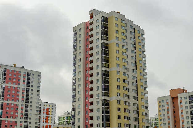 Un bâtiment avec une bande rouge