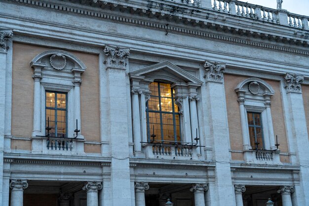 Le bâtiment a beaucoup de fenêtres et beaucoup de lumière entre.