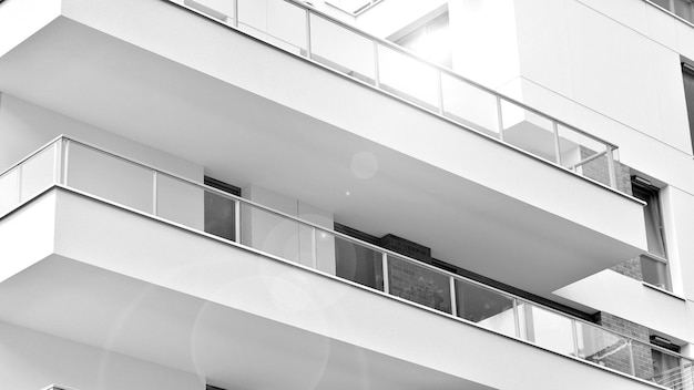 un bâtiment blanc avec un balcon et un balcon avec une balustrade