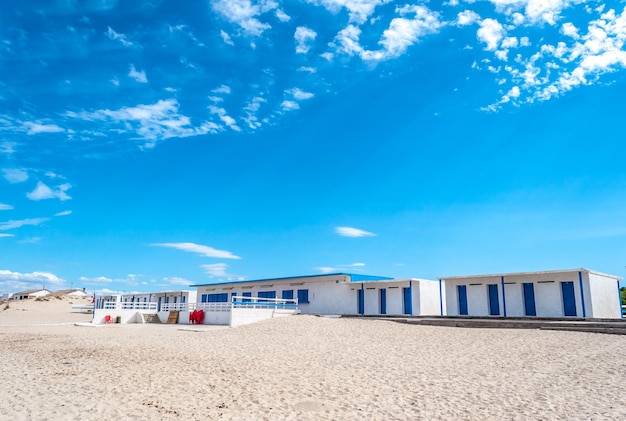 Bâtiment blanc et bleu sur la plage