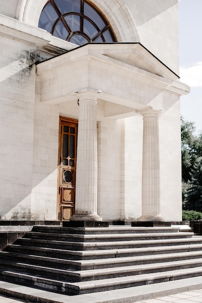 bâtiment blanc avec des colonnes