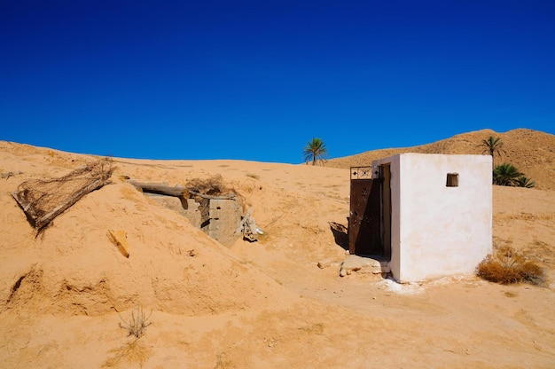 Bâtiment blanc dans le désert du Sahara Tunisie Afrique du Nord