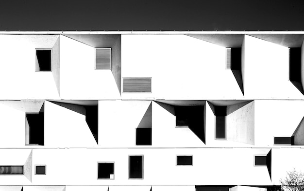 Un bâtiment blanc avec un design noir et blanc.