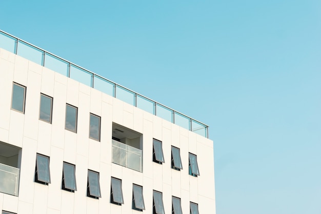 Bâtiment blanc sous un ciel bleu clair