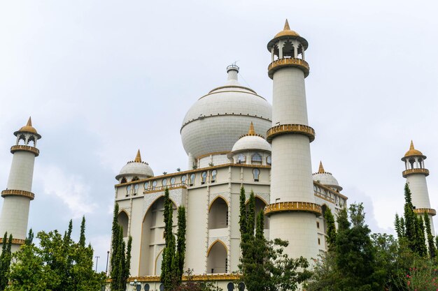 Photo un bâtiment blanc avec un toit en dôme et un grand dôme avec le nom jama masjid dessus.