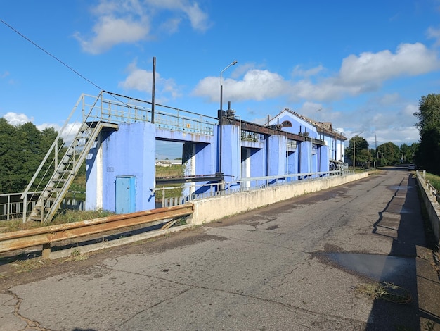 Un bâtiment bleu avec le mot " non. " sur le côté.