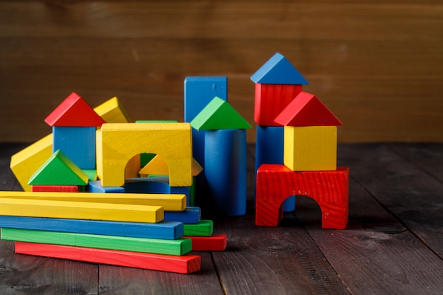 Bâtiment de blocs pour enfants colorés en bois