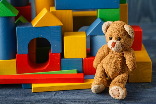 Bâtiment de blocs pour enfants colorés en bois