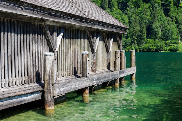 Photo bâtiment en bois sur un lac en bavière