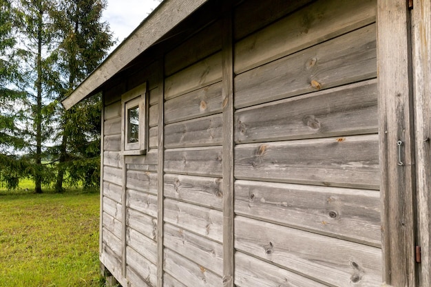 Un bâtiment en bois avec un panneau qui dit "la maison est sur le côté"