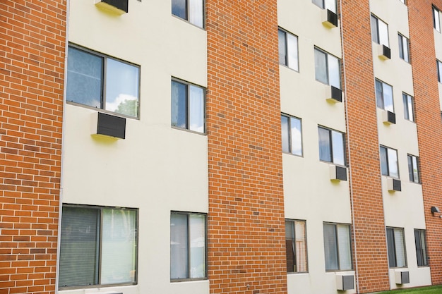 Un bâtiment en brique avec des climatiseurs à l'extérieur