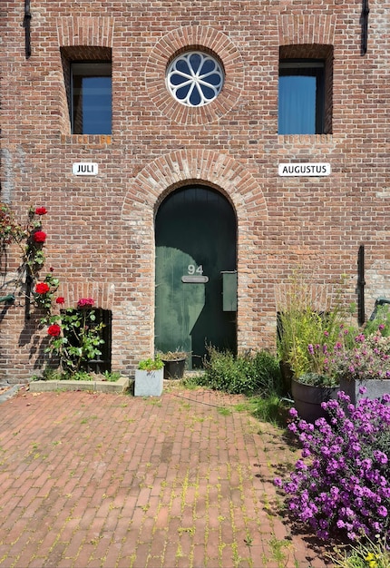 Un bâtiment en brique avec une horloge sur la façade qui dit " auric ".