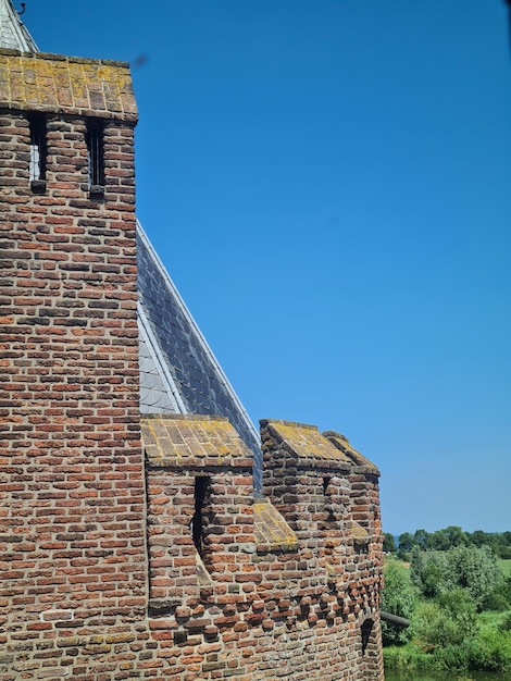 un bâtiment en brique avec la lettre e dessus