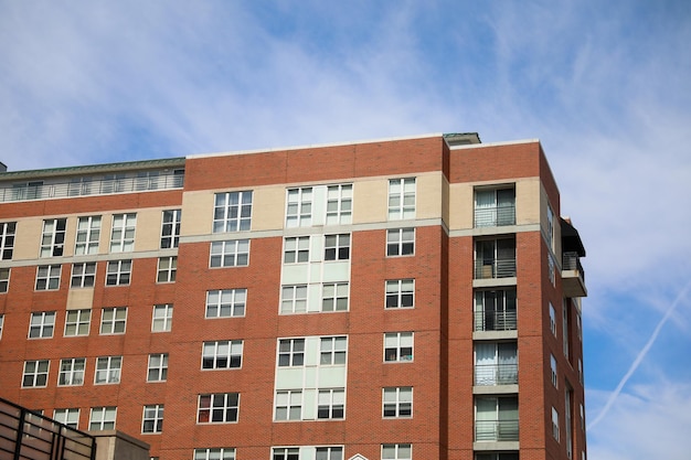 Un bâtiment en brique avec le mot appartement au sommet