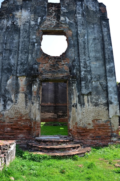 Bâtiment en brique des ruines antiques et architecture antique de la résidence officielle de la maison de l'ambassadeur ou de la maison Wichayen pour les thaïlandais et les voyageurs étrangers visitent la ville de Lopburi à Lop Buri en Thaïlande