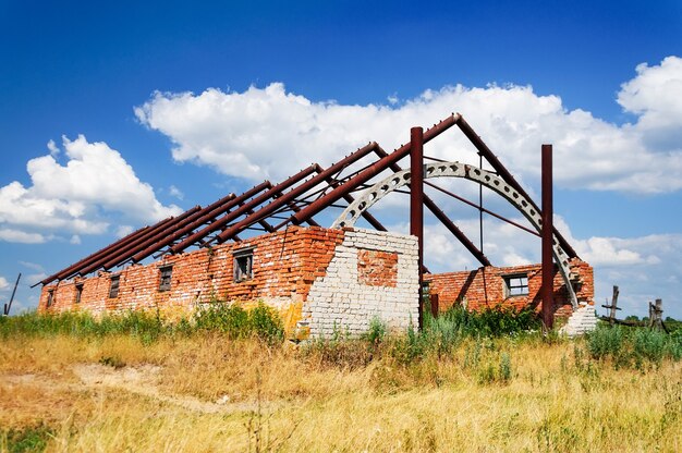 Bâtiment en briques détruit sans toit à la campagne.