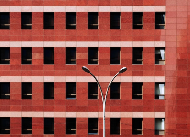 Un bâtiment en briques rouges avec un lampadaire et un lampadaire.